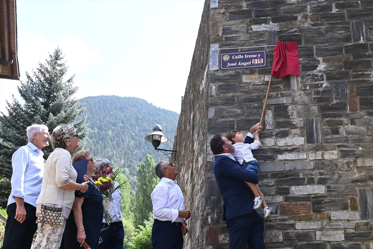 Acto de homenaje a los dos agentes de la Guardia Civil asesinados por ETA en 2000, a 20 de agosto de 2025, en Sallent de Gállego, Huesca, Aragón (España). En el acto de homenaje se ha inaugurado una calle dedicada a los agentes, Irene Fernández Perera y José Ángel de Jesús Encinas, colocando una placa con sus nombres en presencia de sus familias.



Ramón Comet / Europa Press

20 AGOSTO 2025;SALLENT DE GÁLLEGO;HUESCA;CALLE;ETA;GURDIA CIVIL;ASESINATO;25 ANIVERSARIO;ARAGÓN

20/8/2025