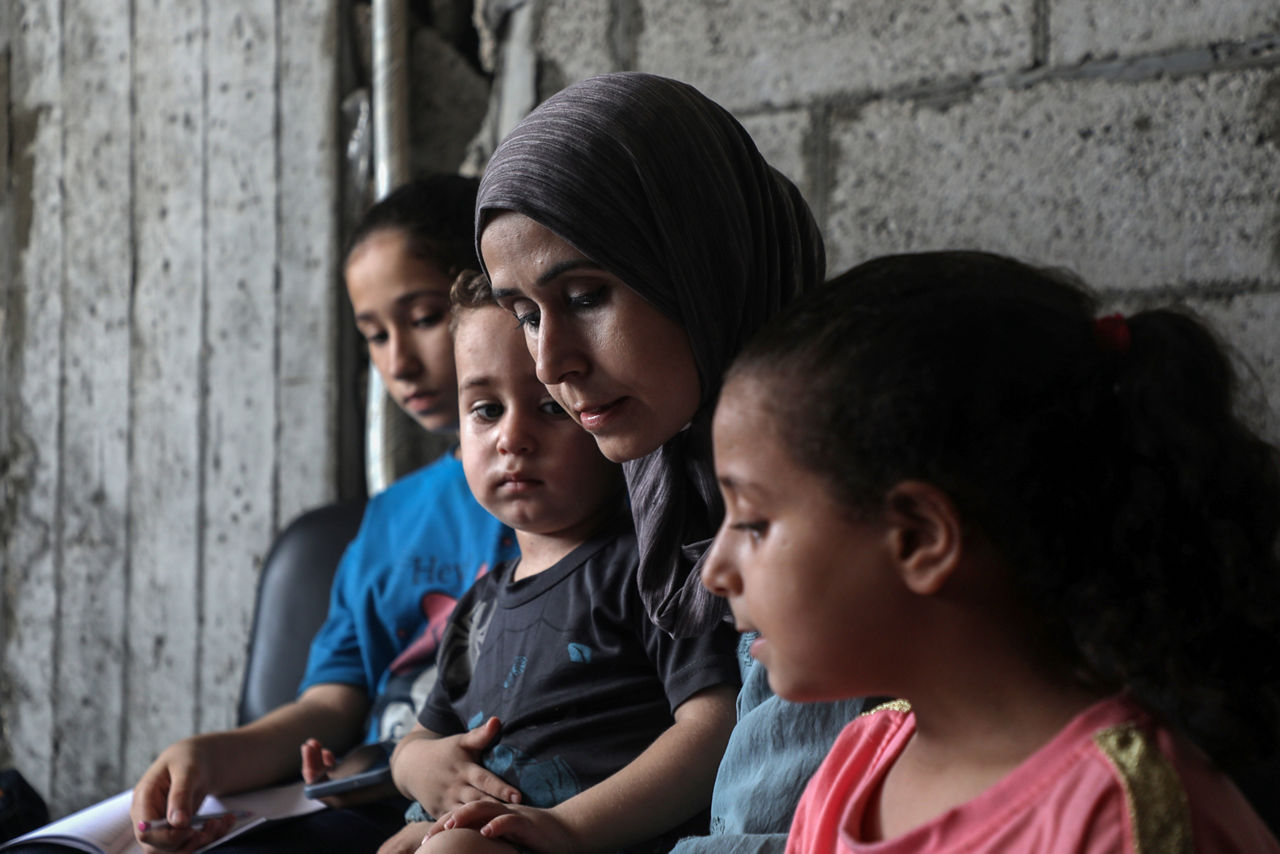 (Foto de ARCHIVO)

GAZA, Aug. 19, 2025  -- Palestinian woman Reham Said is seen with her children at a temporary shelter in Gaza City, on Aug. 13, 2025.
  TO GO WITH "Feature: Gaza's lifeline frays as aid workers become refugees themselves"



Europa Press/Contacto/Rizek Abdeljawad

19/8/2025