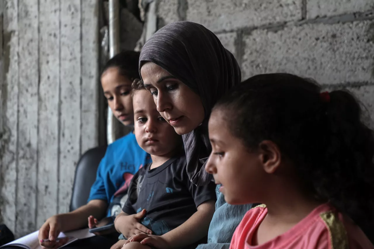 (Foto de ARCHIVO)

GAZA, Aug. 19, 2025  -- Palestinian woman Reham Said is seen with her children at a temporary shelter in Gaza City, on Aug. 13, 2025.
  TO GO WITH "Feature: Gaza's lifeline frays as aid workers become refugees themselves"



Europa Press/Contacto/Rizek Abdeljawad

19/8/2025