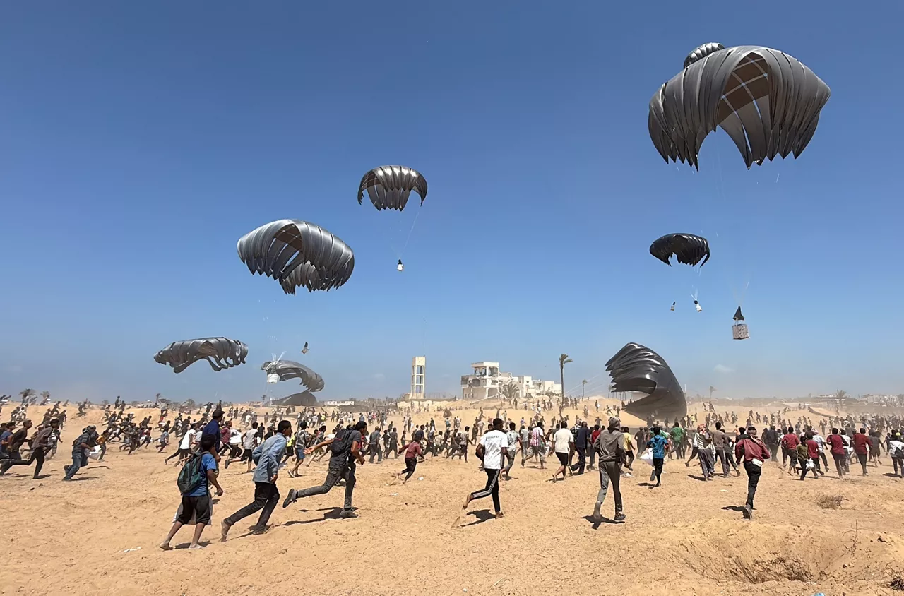 Ayuda humanitaria lanzada desde el aire en Franja de Gaza. Foto: Europa Press