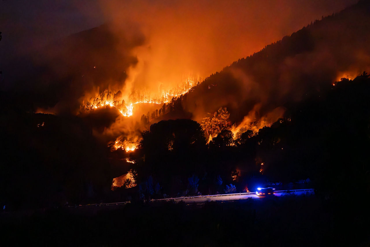 Avance del fuego, a 26 de agosto de 2025, en Aguas Mestas, Lugo, Galicia (España). Las condiciones parecen mejorar en la provincia de Lugo, especialmente azotada estos días por la ola de incendios que arrasa Galicia desde hace dos semanas. Así, la Situación 2 ya se ha desactivado en A Pobra do Brollón y el incendio originado en A Fonsagrada se ha dado por estabilizado.



Adrián Irago / Europa Press

27 AGOSTO 2025

26/8/2025