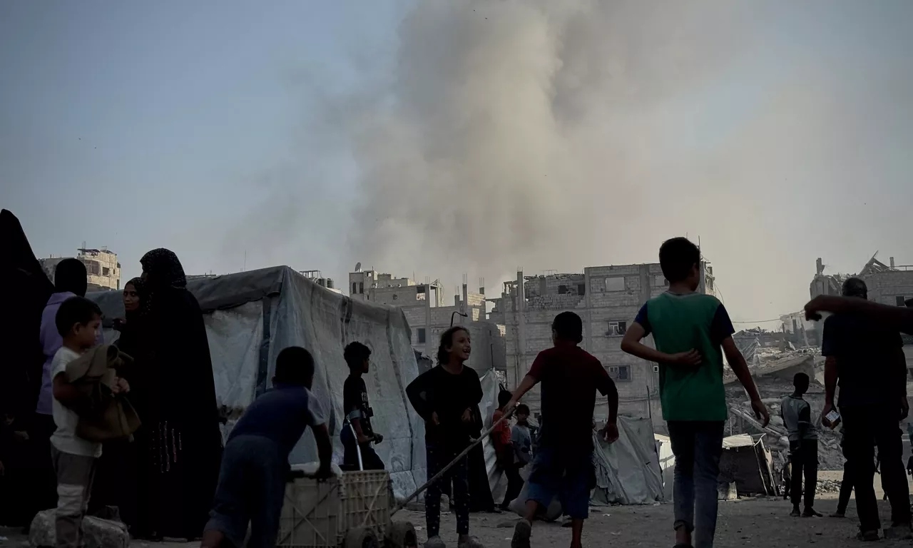 (Foto de ARCHIVO)

August 15, 2025, Khan Younis, Gaza Strip, Palestinian Territory: Smoke billows following an Israeli strike on a house in Khan Yunis, on August 15, 2025



Europa Press/Contacto/Abdallah Alattar

15/8/2025