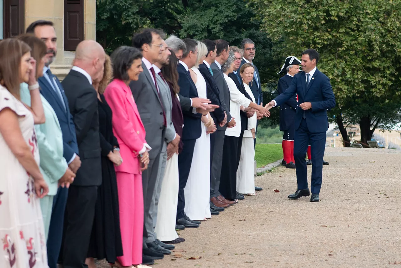 El lehendakari, Imanol Pradales, saluda a los consejeros a su llegada al primer Consejo del Gobierno vasco tras el periodo vacacional, en el Palacio de Miramar, a 28 de agosto de 2025, en San Sebastián, Guipúzcoa, País Vasco (España). El Gobierno Vasco arranca este jueves el nuevo curso político con la celebración del primer Consejo de Gobierno, presidido por el Lehendakari, con la pretensión de mantener la estabilidad en Euskadi, y fomentar los acuerdos y la colaboración.



Arnaitz Rubio / Europa Press

28 AGOSTO 2025;ACU8ERDOS;BIENESTAR;GOBIERNO VASCO;SAN SEBASTIAN

28/8/2025