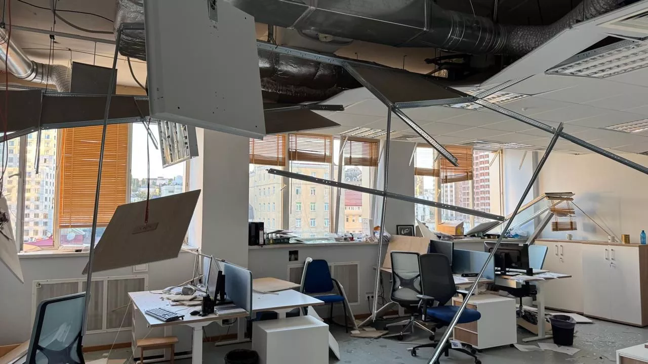 Las oficinas de la Delegación de la Unión Europea en Kiev (Ucrania) tras la oleada de ataques con drones perpetrada esta madrugada por el Ejército ruso.



REMITIDA / HANDOUT por DELEGACIÓN DE LA UE EN UCRANIA

Fotografía remitida a medios de comunicación exclusivamente para ilustrar la noticia a la que hace referencia la imagen, y citando la procedencia de la imagen en la firma

28/8/2025