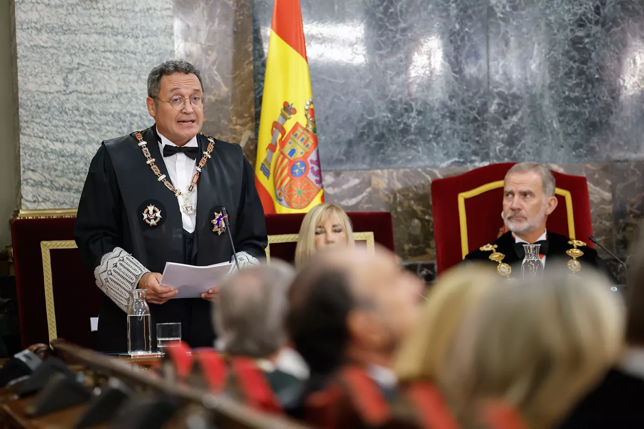 El fiscal general del Estado, Álvaro García  Ortiz pronuncia un discurso en presencia del rey Felipe VI y de la presidenta del Tribunal Supremo y el Consejo General del Poder Judicial (CGPJ), Isabel Perelló, este viernes en el Tribunal Supremo.  POOL



Europa Press / David de Haro.POOL / Europa Press

05/9/2025