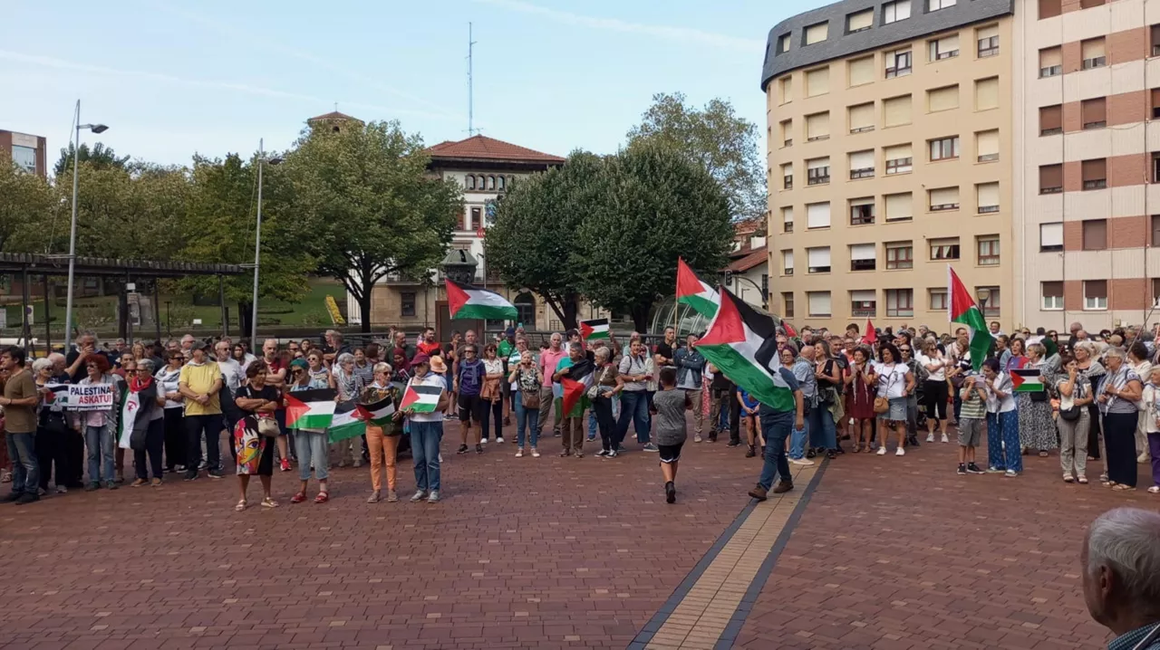 La plataforma Sestao Palestina se manifiesta para denunciar que Israel "blanquea su imagen" con el deporte y la cultura