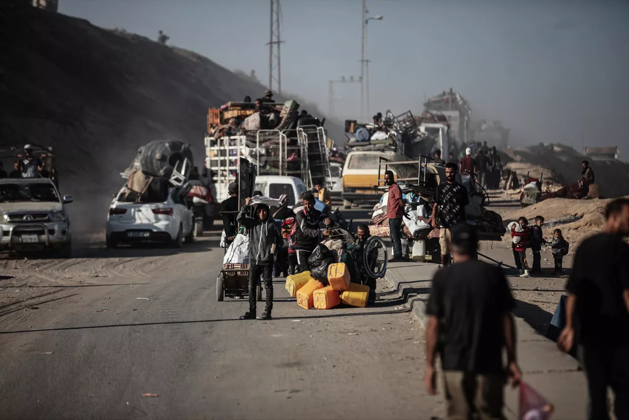 September 20, 2025, Nusairat, Gaza Strip, Palestinian Territory: Displaced Palestinians flee Gaza City, by foot and vehicles, carrying their belongings along the coastal road in Nuseirat toward the southern Gaza Strip, Friday, Sept, 20, 2025,Image: 1038810184, License: Rights-managed, Restrictions: , Model Release: no, Credit line: Moiz Salhi / Zuma Press / ContactoPhoto
Editorial licence valid only for Spain and 3 MONTHS from the date of the image, then delete it from your archive. For non-editorial and non-licensed use, please contact EUROPA PRESS.



20/9/2025 ONLY FOR USE IN SPAIN
