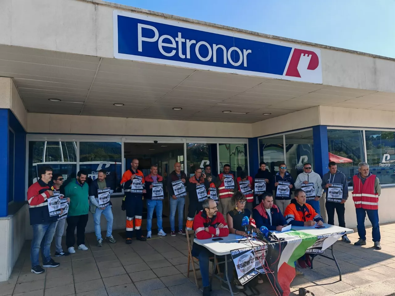 Rueda de prensa del comité de Petronor en Muskiz



REMITIDA / HANDOUT por UGT

Fotografía remitida a medios de comunicación exclusivamente para ilustrar la noticia a la que hace referencia la imagen, y citando la procedencia de la imagen en la firma

25/9/2025