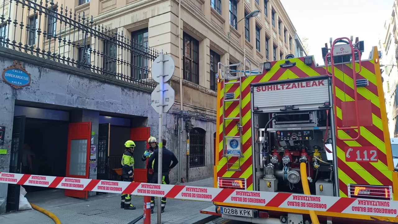 Desalojada la escuela de Kontxa de Bilbao por un incendio en un transformador