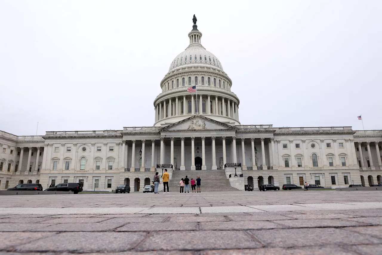 September 30, 2025, Washington Dc, Virginia, USA: Tourists visit the US Capitol in Washington, DC, USA, on September 30, 2025. House and Senate Democrats are calling on Republicans to fund healthcare subsidies as part of negotiations to avoid a government shutdown.



Europa Press/Contacto/Gent Shkullaku

30/9/2025