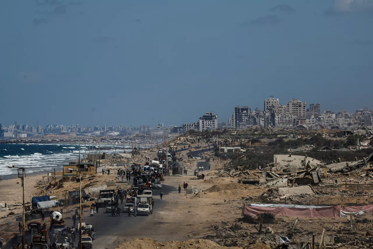 (Foto de ARCHIVO)

01 October 2025, Palestinian Territories, Nuseirat: Displaced Palestinians flee Gaza City, by foot and vehicles, carrying their belongings along the coastal road in Nuseirat toward the southern Gaza Strip. Photo: Omar Ashtawy/APA Images via ZUMA Press Wire/dpa



Omar Ashtawy/APA Images via ZUMA / DPA

01/10/2025 ONLY FOR USE IN SPAIN