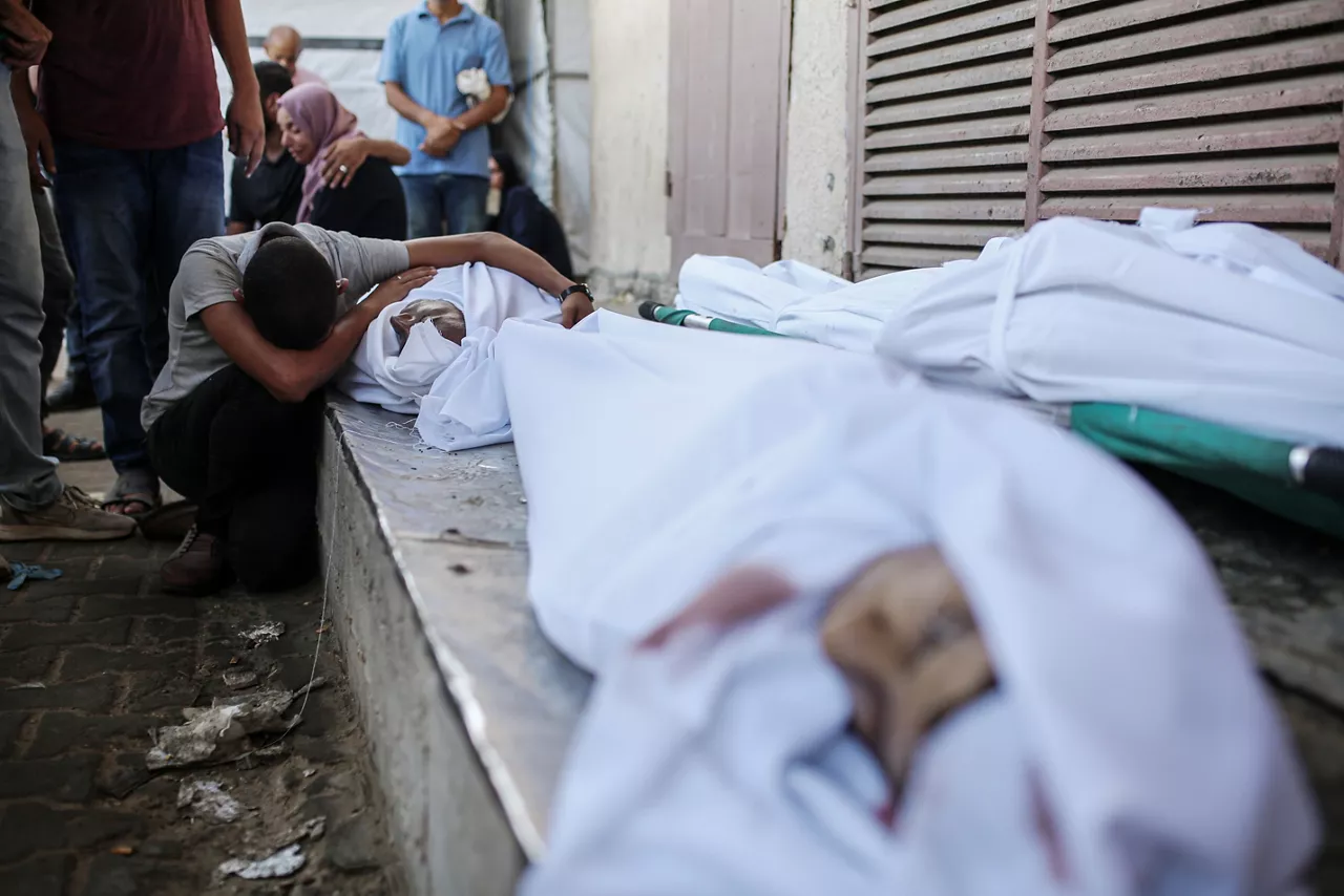 (Foto de ARCHIVO)

04 October 2025, Palestinian Territories, Dresden: Palestinians mourn by the body of a relative who was killed in Israeli strikes in Deir al-Balah, at Al-Aqsa Martyrs Hospital in the central Gaza Strip on October 4. Photo: Omar Ashtawy/APA Images via ZUMA Press Wire/dpa



Omar Ashtawy/APA Images via ZUMA / DPA

04/10/2025 ONLY FOR USE IN SPAIN