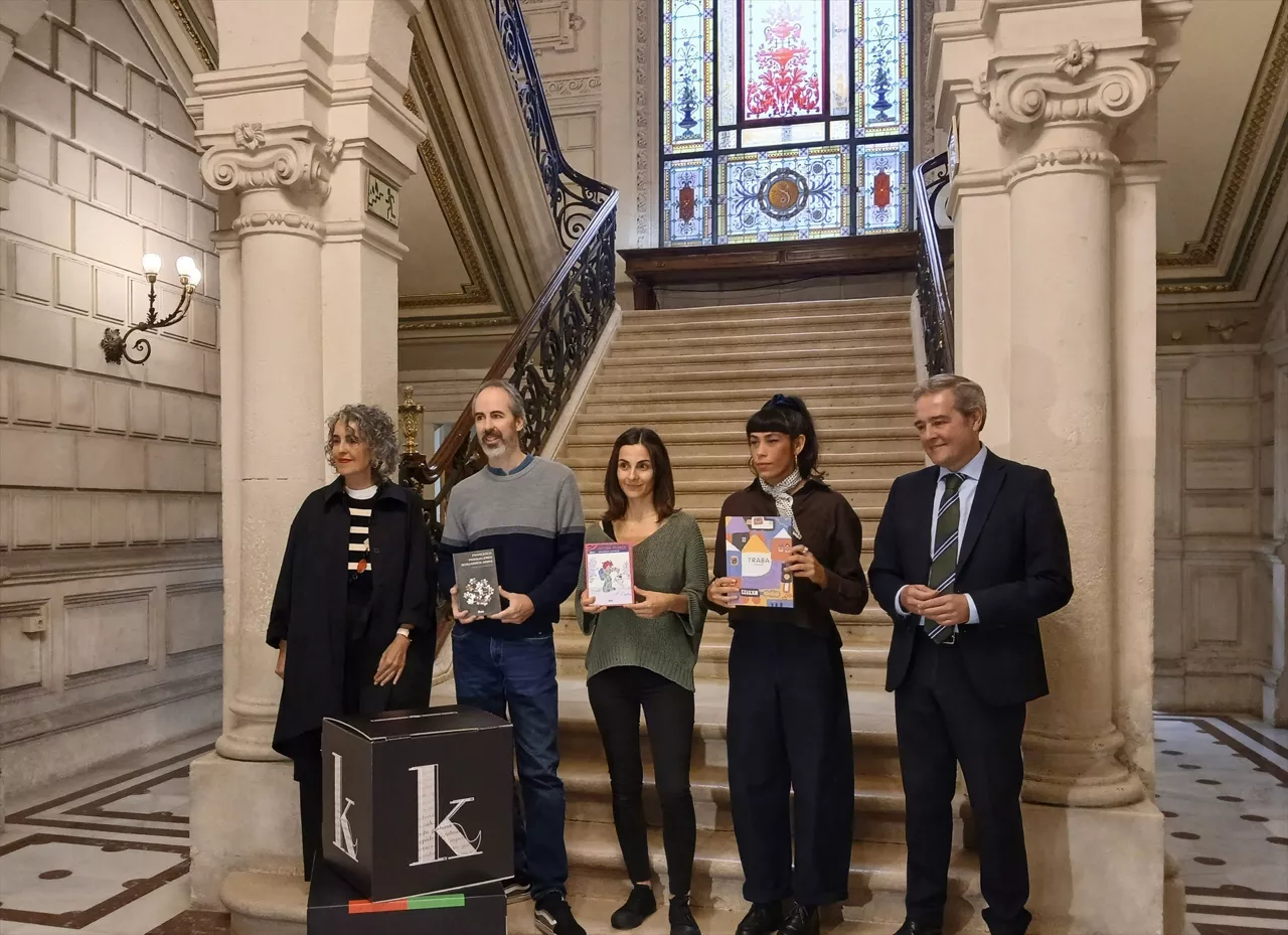 Unai Elorriaga, Karmele Mitxelena y Maiter Rosende, galardonados con los Premios Euskadi de Literatura, junto a la consejera Ibone Bengoetxea y al viceconsejero Andoni Iturbe, en la biblioteca de Bidebarrieta de Bilbao.



EUROPA PRESS

06/10/2025