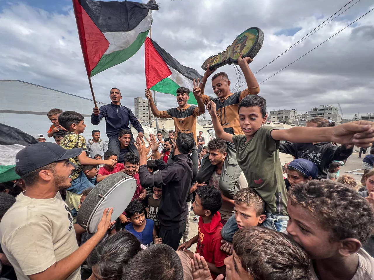 09 October 2025, Palestinian Territories, Nusairat: Palestinians celebrate in Nuseirat Camp, following news of an agreement between Israel and the Palestinian Hamas on the implementation of the first phase of the US peace plan for the Gaza Strip. Photo: Belal Abu Amer/APA Images via ZUMA Press Wire/dpa



Belal Abu Amer/APA Images via ZU / DPA

09/10/2025 ONLY FOR USE IN SPAIN