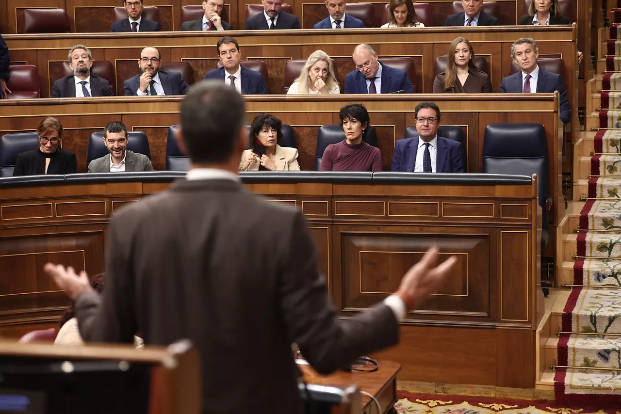 El presidente del Gobierno, Pedro Sánchez, interviene durante una sesión de control al Gobierno, en el Congreso de los Diputados, a 22 de octubre de 2025, en Madrid (España). El Gobierno se enfrenta de nuevo a preguntas relacionadas con la estabilidad económica por la falta de presupuestos generales. Además, se presentan iniciativas no de ley sobre teletrabajo rural y control telemático en casos de violencia de género.



Eduardo Parra / Europa Press

22/10/2025