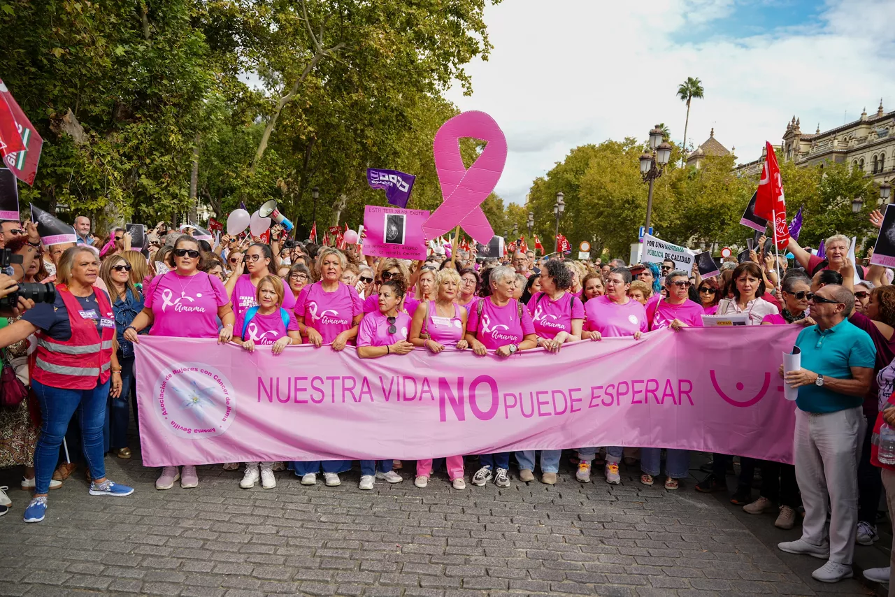Imágenes de la concentración convocada por la asociación (Amama). A 26 de octubre de 2025 en Sevilla, Andalucía (España). La Asociación de Mujeres con Cáncer de Mama (Amama) convoca una concentración ante el Palacio de San Telmo para reclamar soluciones ante los fallos detectados en el programa andaluz de cribado del cáncer de mama y exigir una atención sanitaria más eficaz y transparente.
