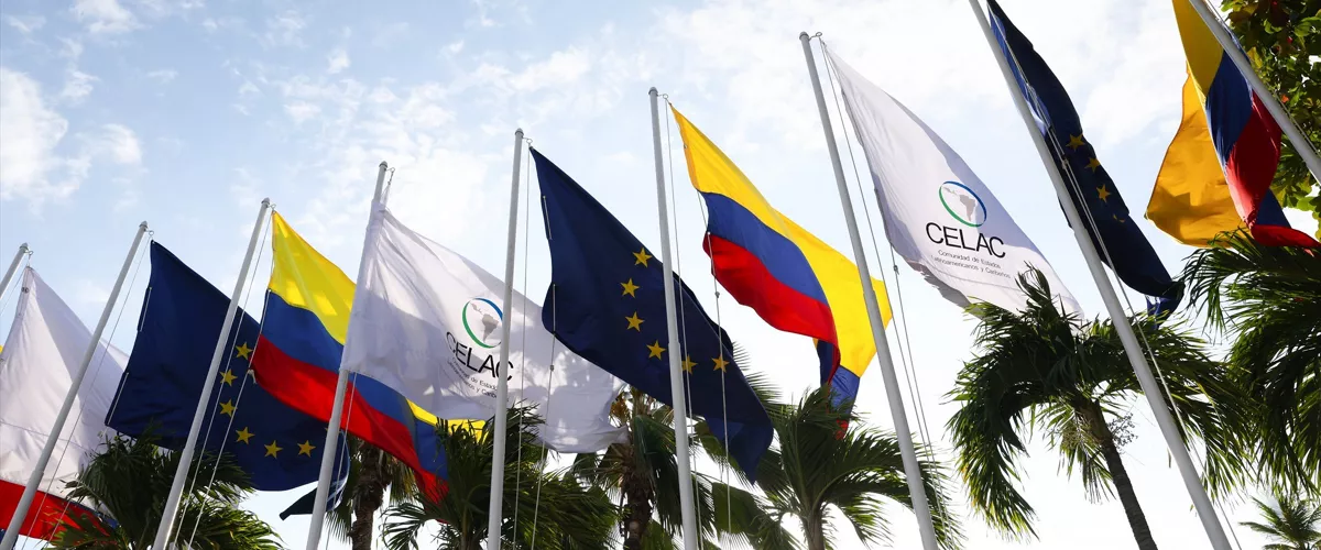 Comienza la IV Cumbre de la Comunidad de Estados Latinoamericanos y Caribeños (CELAC) y la Unión Europea (UE). Solo nueve jefes de Estado y de Gobierno han asistido, según fuentes oficiales.
