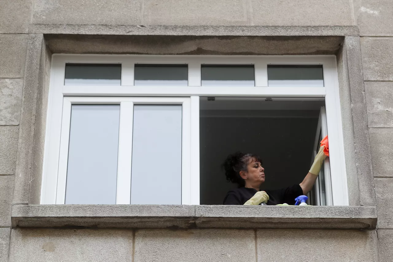 Desde el viernes, 14 de noviembre, las personas que tengan contratada a una empleada o empleado del hogar deben cumplimentar un informe obligatorio para evaluar sus riesgos laborales. Estas son todas las claves para realizar el procedimiento correctamente.