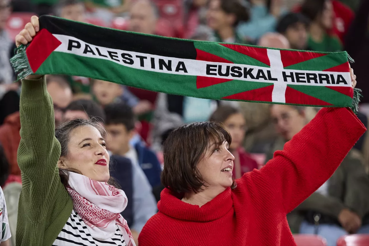 Supporters reacts during the International Friendly match between Basque Country and Palestine at San Mames on November 15, 2025, in Bilbao, Spain.



Ricardo Larreina / AFP7 / Europa Press

15/11/2025 ONLY FOR USE IN SPAIN