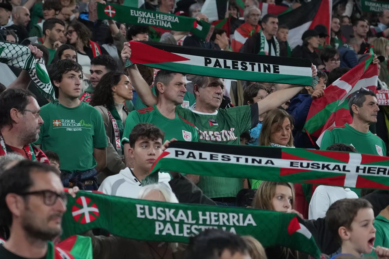 Cientos de personas durante el partido de fútbol entre las selecciones de fútbol de Euskadi y Palestina, a 15 de noviembre de 2025, en Bilbao, Vizcaya, País Vasco (España). La selección palestina de fútbol ha organizado dos encuentros benéficos ante el País Vasco el 15 de noviembre en San Mamés y Cataluña el próximo día 18 en el estadio Olímpico de Montjuic.



H.Bilbao / Europa Press

15 NOVIEMBRE 2025;PALESTINA;GAZA;EUSKADI;AMBIENTE;FÚTBOL;ERTZAINZA;CONFLICTO;ISRAEL;SELECCIONES;PALESTINA;PARTIDO;AMISTOSO;

15/11/2025