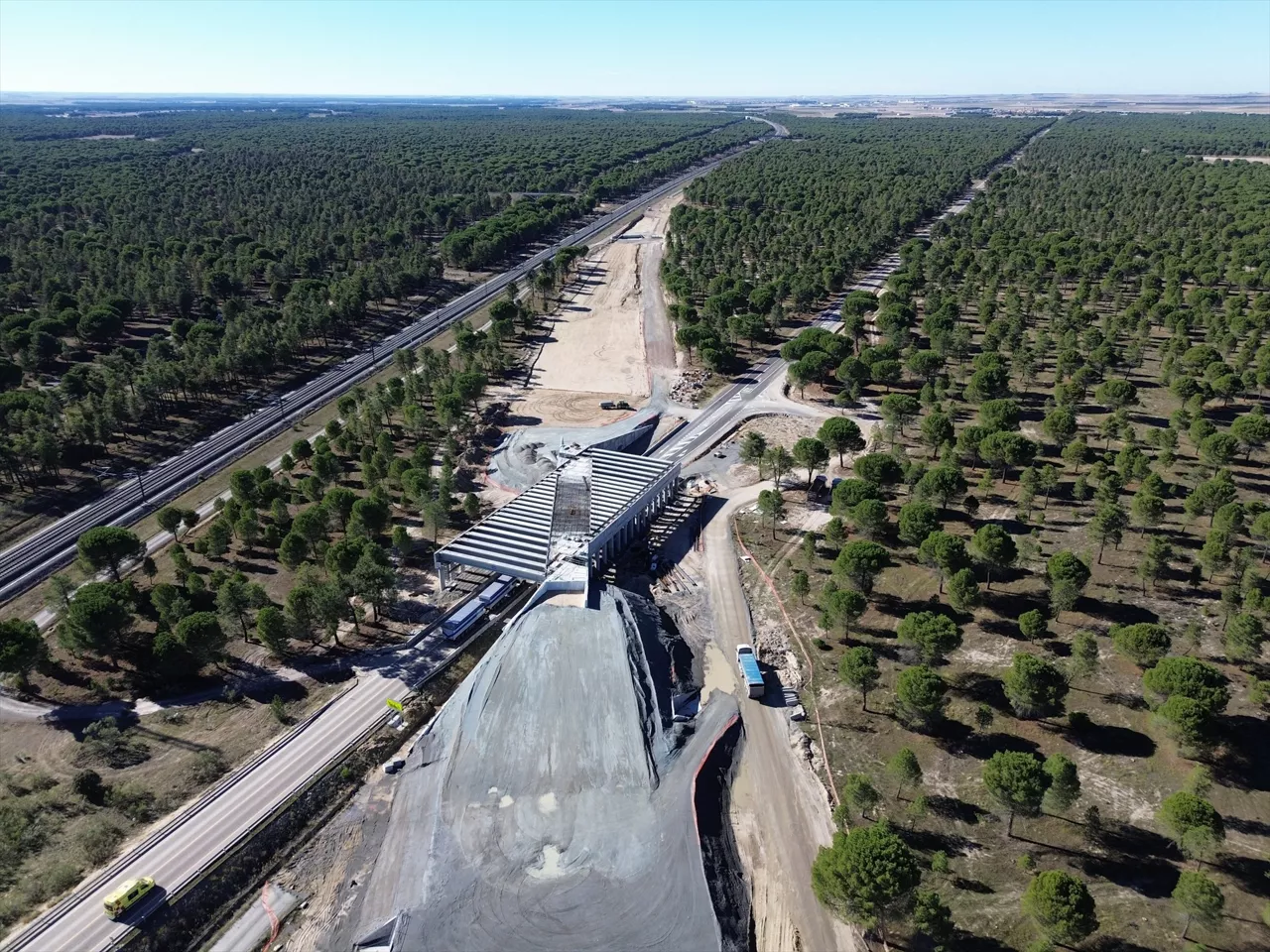 Construcción de una línea de alta velocidad



REMITIDA / HANDOUT por ADIF

Fotografía remitida a medios de comunicación exclusivamente para ilustrar la noticia a la que hace referencia la imagen, y citando la procedencia de la imagen en la firma

20/11/2025