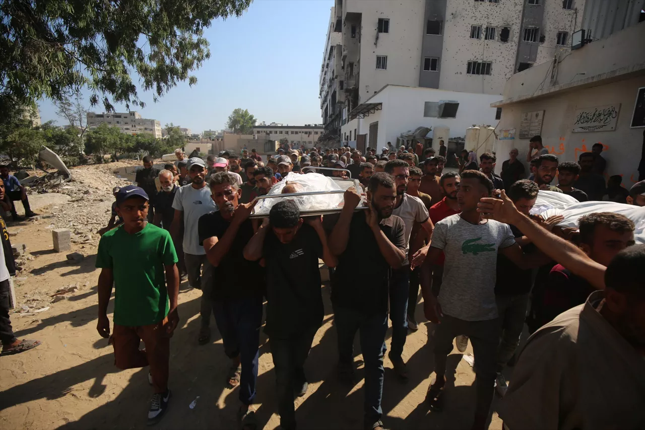 24 July 2025, Palestinian Territories, Gaza: Relatives mourn at Al-Shifa Hospital after an Israeli bombing targeted buildings sheltering displaced people, including children, in Gaza City. Photo: Omar Ashtawy/APA Images via ZUMA Press Wire/dpa



Omar Ashtawy/APA Images via ZUMA / DPA

24/7/2025 ONLY FOR USE IN SPAIN