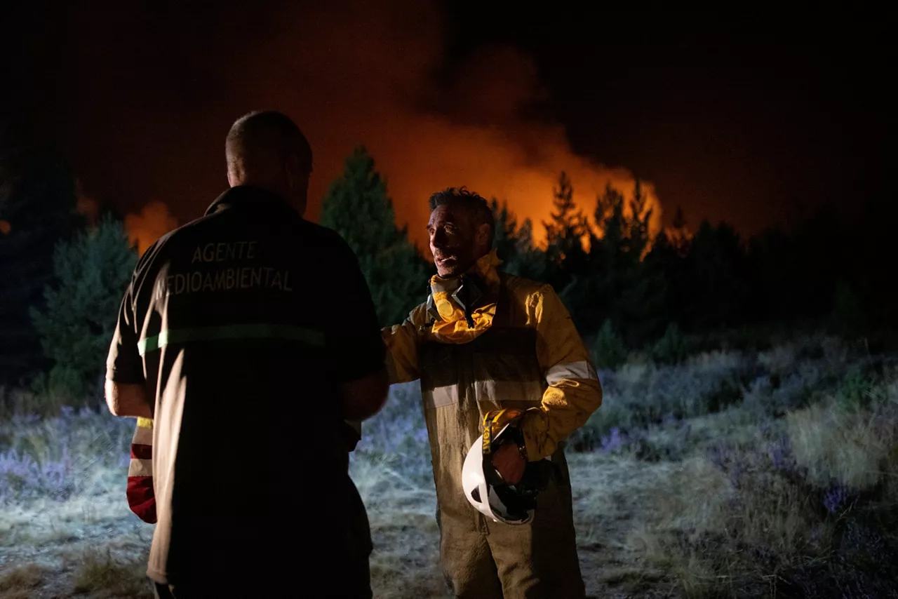Varios bomberos forestales tratan de extinguir el fuego, a 22 de agosto de 2025, en Argayo, León, Castilla y León (España). Ayudados por la caída de las temperaturas y una climatología más benigna que la de los últimos días, los servicios de extinción de incendios, tanto regionales como los llegados desde otras comunidades y de otros países de la UE, están logrando ganar terreno a los fuegos que asolan Castilla y León desde hace semanas, donde ya han sido pasto de las llamas cerca de 149.426 hectáreas, el 41 por ciento de las afectadas en todo el país, según la última cifra aportada por sistema de información Copernicus a los que ha tenido acceso Europa Press. Con todo, Castilla y León continúa en lucha contra 25 incendios sin control, de ellos ocho con un Índice de Gravedad Potencial (IGR) 2, otros cuatro de grado 1 y trece más activos, es decir, en nivel 0, con la provincia de León a la cabeza en cuanto a gravedad de los fuegos, con un total de cuatro (Llamas de la Cabrera, Barniedo de la Reina, Gestoso y Colinas del Campo Martín Moro), seguida de Zamora (Porto) y Palencia (Cardaño de Arriba).

22 AGOSTO 2025;FUEGO;INCENDIO;CYL;BOMBEROS;FORESTALES;LLAMAS

Lorena Sopêna / Europa Press

23/8/2025