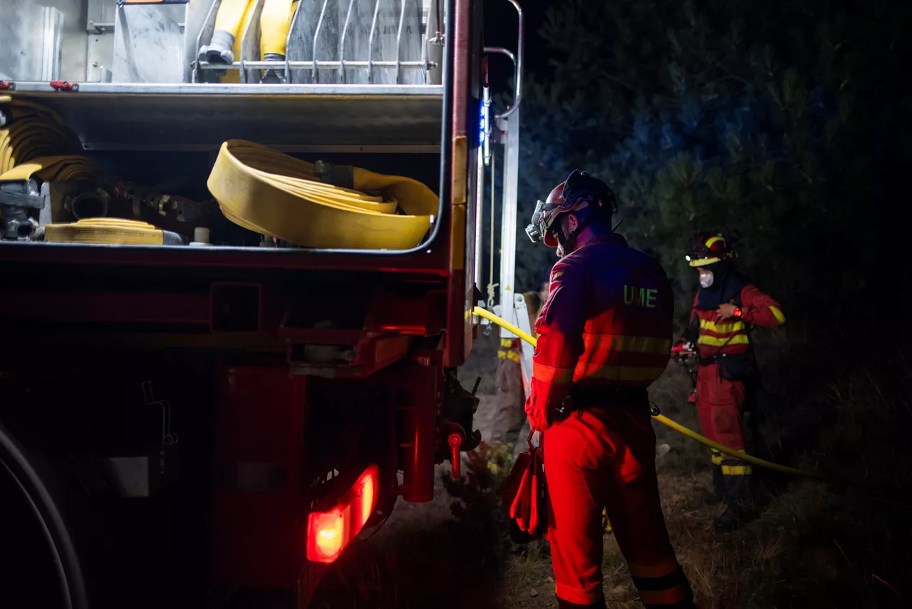 Varios bomberos de la UME tratan de extinguir el fuego, a 22 de agosto de 2025, en Argayo, León, Castilla y León (España). Ayudados por la caída de las temperaturas y una climatología más benigna que la de los últimos días, los servicios de extinción de incendios, tanto regionales como los llegados desde otras comunidades y de otros países de la UE, están logrando ganar terreno a los fuegos que asolan Castilla y León desde hace semanas, donde ya han sido pasto de las llamas cerca de 149.426 hectáreas, el 41 por ciento de las afectadas en todo el país, según la última cifra aportada por sistema de información Copernicus a los que ha tenido acceso Europa Press. Con todo, Castilla y León continúa en lucha contra 25 incendios sin control, de ellos ocho con un Índice de Gravedad Potencial (IGR) 2, otros cuatro de grado 1 y trece más activos, es decir, en nivel 0, con la provincia de León a la cabeza en cuanto a gravedad de los fuegos, con un total de cuatro (Llamas de la Cabrera, Barniedo de la Reina, Gestoso y Colinas del Campo Martín Moro), seguida de Zamora (Porto) y Palencia (Cardaño de Arriba).

22 AGOSTO 2025;FUEGO;INCENDIO;CYL;BOMBEROS;FORESTALES;LLAMAS;UME

Lorena Sopêna / Europa Press

23/8/2025