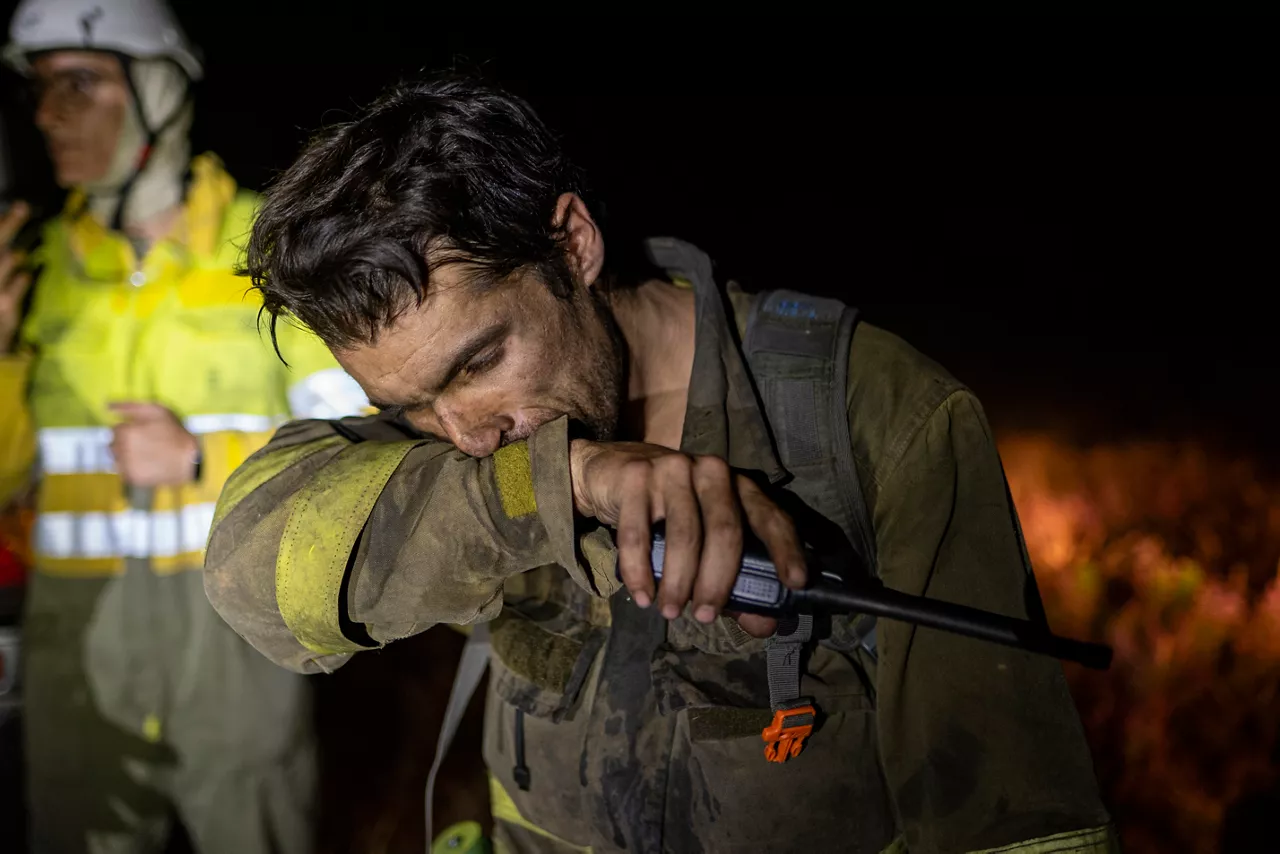 Un bombero forestal, a 22 de agosto de 2025, en Argayo, León, Castilla y León (España). Ayudados por la caída de las temperaturas y una climatología más benigna que la de los últimos días, los servicios de extinción de incendios, tanto regionales como los llegados desde otras comunidades y de otros países de la UE, están logrando ganar terreno a los fuegos que asolan Castilla y León desde hace semanas, donde ya han sido pasto de las llamas cerca de 149.426 hectáreas, el 41 por ciento de las afectadas en todo el país, según la última cifra aportada por sistema de información Copernicus a los que ha tenido acceso Europa Press. Con todo, Castilla y León continúa en lucha contra 25 incendios sin control, de ellos ocho con un Índice de Gravedad Potencial (IGR) 2, otros cuatro de grado 1 y trece más activos, es decir, en nivel 0, con la provincia de León a la cabeza en cuanto a gravedad de los fuegos, con un total de cuatro (Llamas de la Cabrera, Barniedo de la Reina, Gestoso y Colinas del Campo Martín Moro), seguida de Zamora (Porto) y Palencia (Cardaño de Arriba).

22 AGOSTO 2025;FUEGO;INCENDIO;CYL;BOMBEROS;FORESTALES;LLAMAS;UME

Lorena Sopêna / Europa Press

23/8/2025