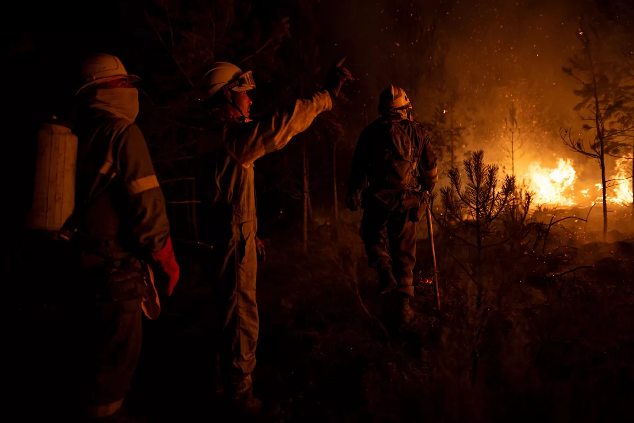 Un grupo de bomberos forestales tratan de extinguir el fuego, a 22 de agosto de 2025, en Argayo, León, Castilla y León (España). Ayudados por la caída de las temperaturas y una climatología más benigna que la de los últimos días, los servicios de extinción de incendios, tanto regionales como los llegados desde otras comunidades y de otros países de la UE, están logrando ganar terreno a los fuegos que asolan Castilla y León desde hace semanas, donde ya han sido pasto de las llamas cerca de 149.426 hectáreas, el 41 por ciento de las afectadas en todo el país, según la última cifra aportada por sistema de información Copernicus a los que ha tenido acceso Europa Press. Con todo, Castilla y León continúa en lucha contra 25 incendios sin control, de ellos ocho con un Índice de Gravedad Potencial (IGR) 2, otros cuatro de grado 1 y trece más activos, es decir, en nivel 0, con la provincia de León a la cabeza en cuanto a gravedad de los fuegos, con un total de cuatro (Llamas de la Cabrera, Barniedo de la Reina, Gestoso y Colinas del Campo Martín Moro), seguida de Zamora (Porto) y Palencia (Cardaño de Arriba).

22 AGOSTO 2025;FUEGO;INCENDIO;CYL;BOMBEROS;FORESTALES;

Lorena Sopêna / Europa Press

23/8/2025