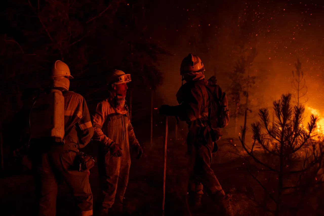 Un grupo de bomberos forestales tratan de extinguir el fuego, a 22 de agosto de 2025, en Argayo, León, Castilla y León (España). Ayudados por la caída de las temperaturas y una climatología más benigna que la de los últimos días, los servicios de extinción de incendios, tanto regionales como los llegados desde otras comunidades y de otros países de la UE, están logrando ganar terreno a los fuegos que asolan Castilla y León desde hace semanas, donde ya han sido pasto de las llamas cerca de 149.426 hectáreas, el 41 por ciento de las afectadas en todo el país, según la última cifra aportada por sistema de información Copernicus a los que ha tenido acceso Europa Press. Con todo, Castilla y León continúa en lucha contra 25 incendios sin control, de ellos ocho con un Índice de Gravedad Potencial (IGR) 2, otros cuatro de grado 1 y trece más activos, es decir, en nivel 0, con la provincia de León a la cabeza en cuanto a gravedad de los fuegos, con un total de cuatro (Llamas de la Cabrera, Barniedo de la Reina, Gestoso y Colinas del Campo Martín Moro), seguida de Zamora (Porto) y Palencia (Cardaño de Arriba).

22 AGOSTO 2025;FUEGO;INCENDIO;CYL;BOMBEROS;FORESTALES;

Lorena Sopêna / Europa Press

23/8/2025