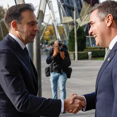 BILBAO, 20/10/2025.- El consejero de Industria del Gobierno Vasco, Mikel Jauregi (d), recibe este lunes en Bilbao al ministro de Economía y Finanzas polaco, Andrzej Domański (i), con motivo de su intervención en el  Foro Euskadi-Polonia, que busca impulsar proyectos conjuntos de cooperación industrial y tecnológica. EFE/ Miguel Toña
