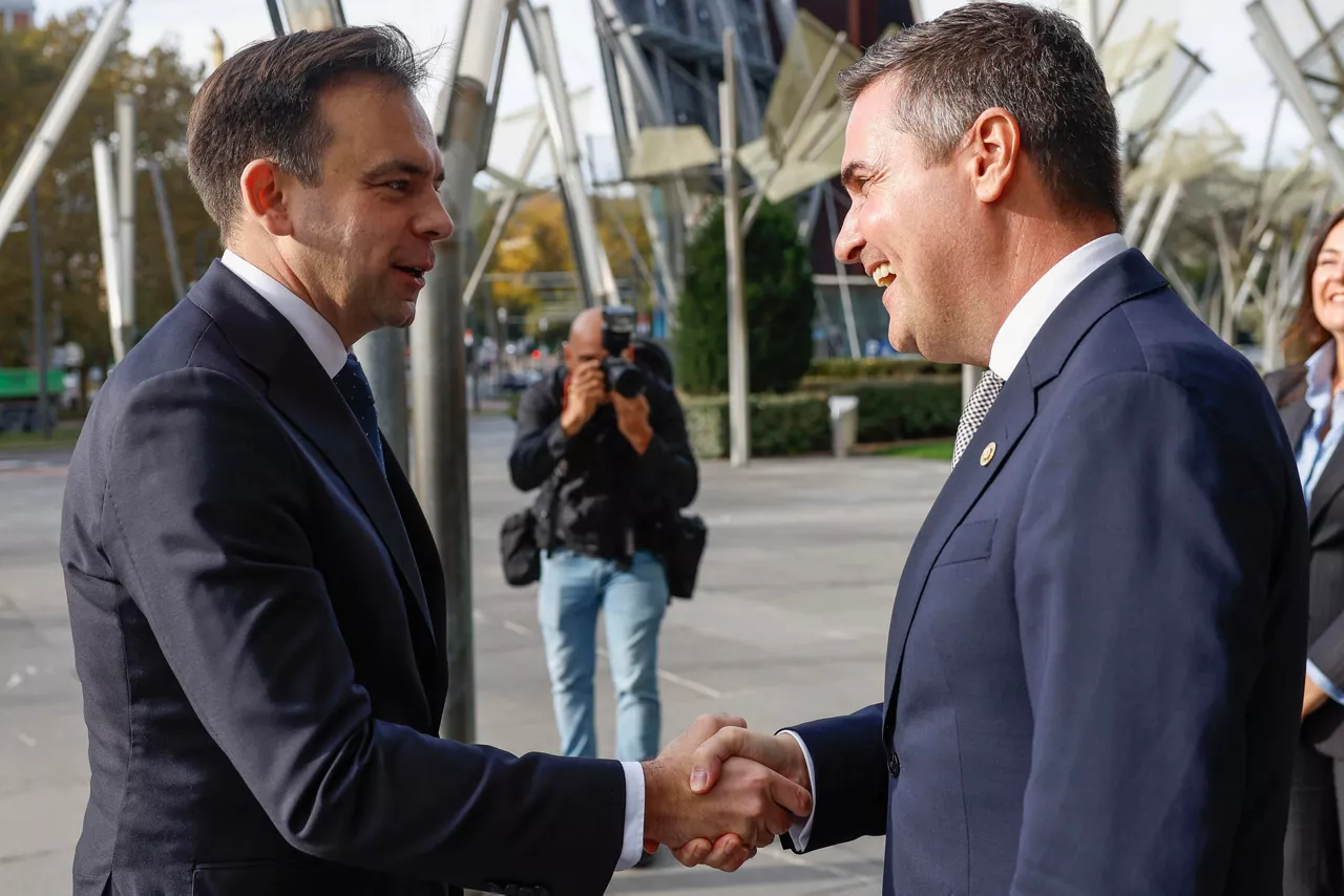 BILBAO, 20/10/2025.- El consejero de Industria del Gobierno Vasco, Mikel Jauregi (d), recibe este lunes en Bilbao al ministro de Economía y Finanzas polaco, Andrzej Domański (i), con motivo de su intervención en el  Foro Euskadi-Polonia, que busca impulsar proyectos conjuntos de cooperación industrial y tecnológica. EFE/ Miguel Toña
