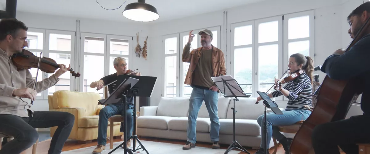 Eñaut Elorrieta eta Alos Quartet “Ahots Kordak” prestatzen ari dira, kontzertu bakanen sorta

Estreinakoz zuzenean emango dituzte kontzertu sorta bat: soka laukote, ahotsa, eta gitarraz lagunduta eta goi mailako moldaketekin.   

Bidaia musikal honen lehen geldialdia, Tolosan urtarrilaren 3an. Ostean, Gasteiz, Zornotza eta Donibane-Lohizunera hurbilduko dira
