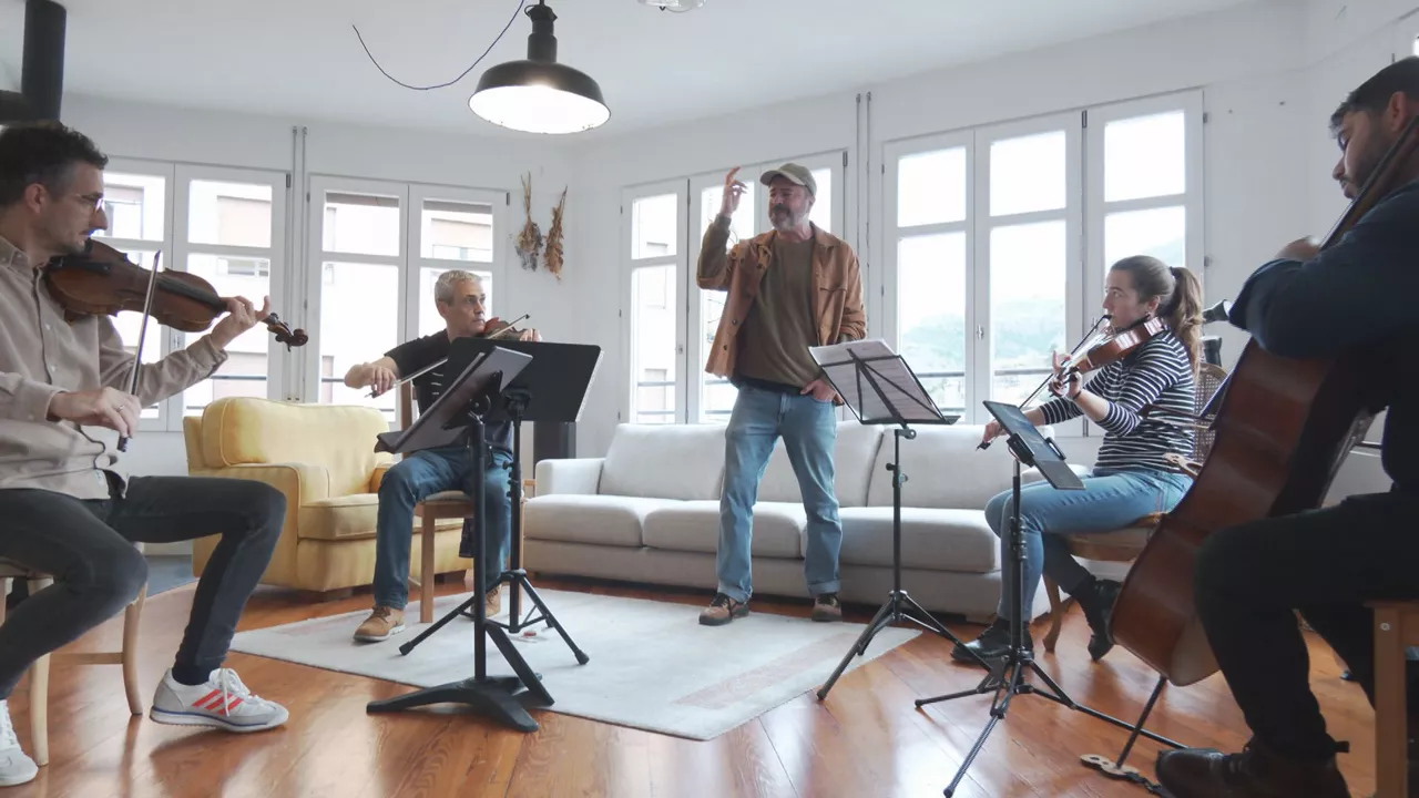 Eñaut Elorrieta eta Alos Quartet “Ahots Kordak” prestatzen ari dira, kontzertu bakanen sorta

Estreinakoz zuzenean emango dituzte kontzertu sorta bat: soka laukote, ahotsa, eta gitarraz lagunduta eta goi mailako moldaketekin.   

Bidaia musikal honen lehen geldialdia, Tolosan urtarrilaren 3an. Ostean, Gasteiz, Zornotza eta Donibane-Lohizunera hurbilduko dira
