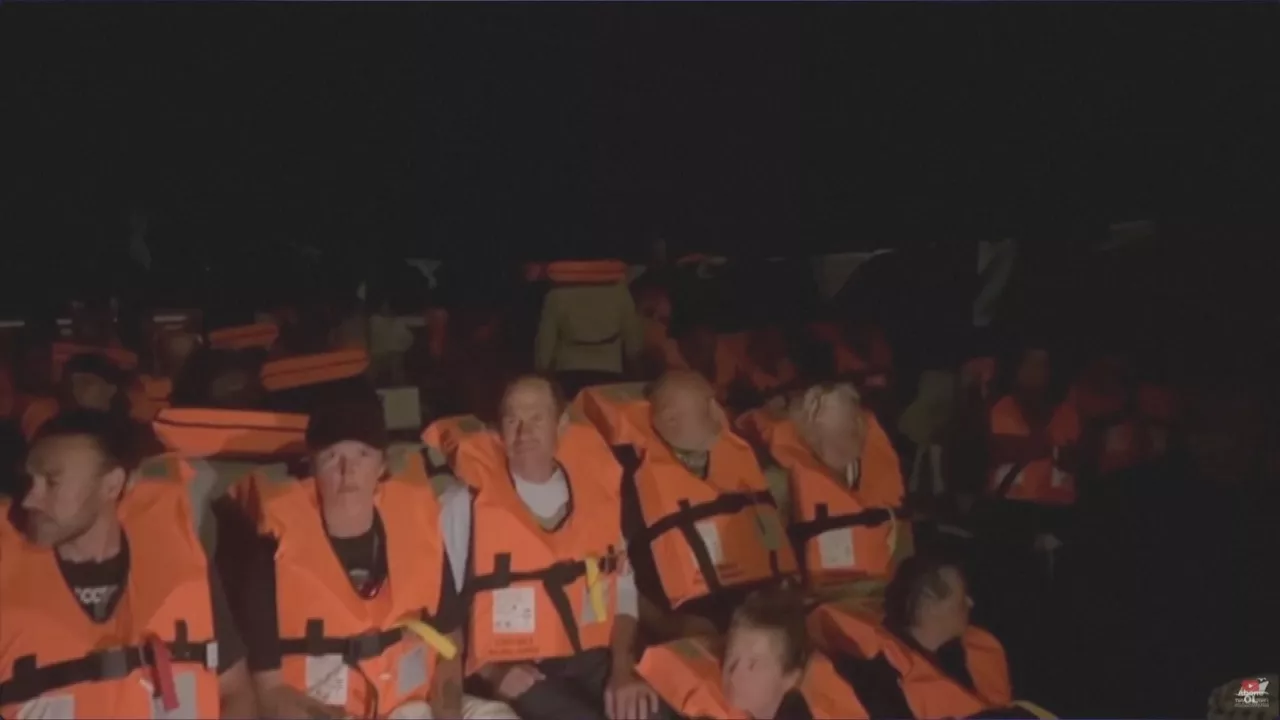 La campaña Rumbo a Gaza ha confirmado que han sido "asaltados en aguas internacionales a unas 110 millas náuticas de la costa de Gaza". A bordo, 140 personas, entre ellos médicos, periodistas y funcionarios electos, con ayuda humanitaria por valor de más de 110.000 dólares. 