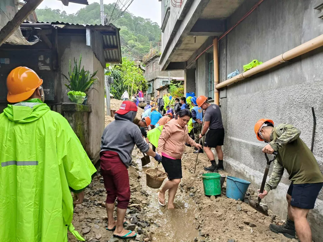Mountain Province (Philippines), 11/11/2025.- A handout photo made available by the Mountain Province Disaster Risk Reduction and Management Office (Mountain Province-DRRMO) shows residents and emergency response units conducting clearing operations in areas muddied due to effects of typhoon Fung-Wong, in the Mountain Province, northern Philippines 11 November 2025. According to the Philippine government’s Office of Civil Defense, the reported death toll from Typhoon Fung-Wong has reached 18, while 28 people have been reported injured. (Filipinas) EFE/EPA/MOUNTAIN PROVINCE-DRRMO HANDOUT BEST QUALITY AVAILABLE HANDOUT EDITORIAL USE ONLY/NO SALES
