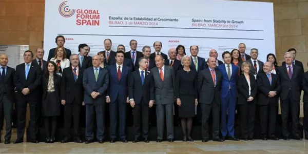 Foto de familia en el foro económico de Bilbao. EFE.