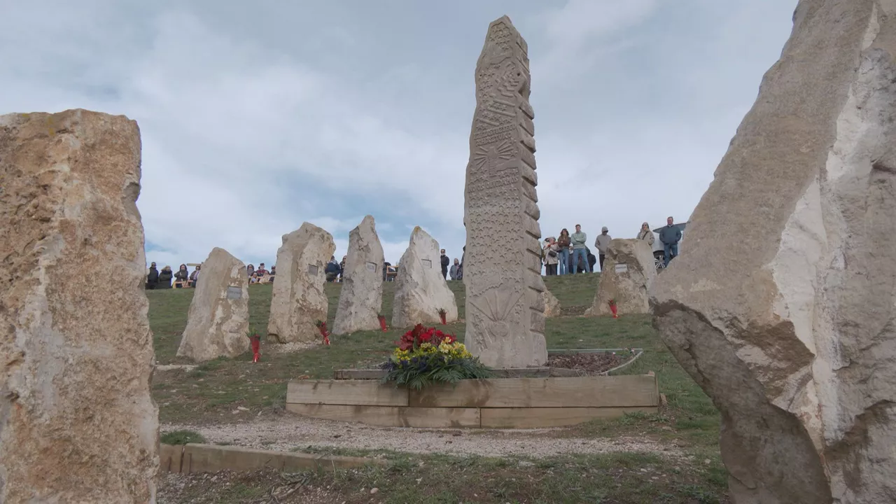 Erreniegako mendilerroan omenaldia egin diete frankistek hil zituzten ehun bat biktimei