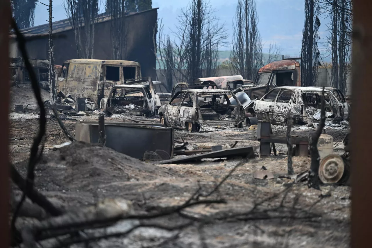 Saint-Laurent-de-la-Cabrerisse (France), 06/08/2025.- Burnt vehicles pictured Saint Laurent de la Cabrerisse in Aude, France, 06 August 2025. Some 16,000 hectares have been burned so far and at least one person died in the wildfire in sourthern France. (incendio forestal, Francia) EFE/EPA/Philippe Magoni
