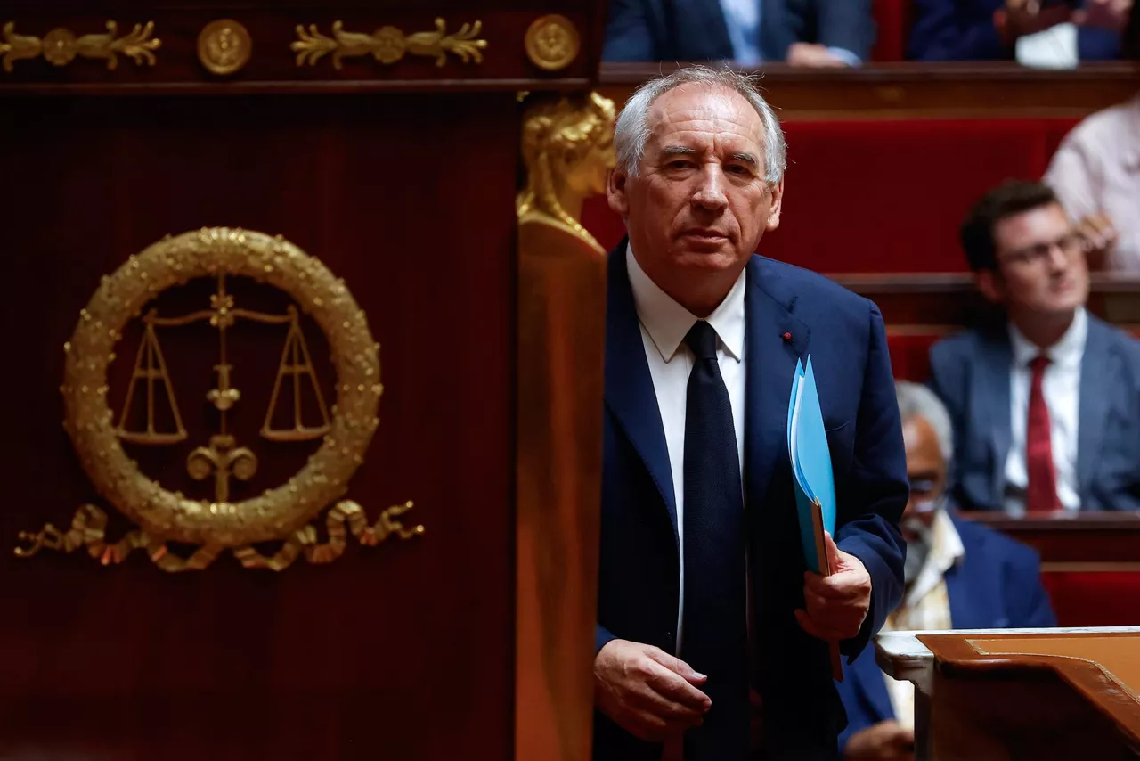 PARIS (France), 08/09/2025.- French Prime Minister Francois Bayrou walks to the rostrum as his government faces a vote of confidence at the French National Assembly in Paris, France, 08 September 2025. The confidence vote comes after the French prime minister activated Article 49.1 of the Constitution. (Francia) EFE/EPA/YOAN VALAT
