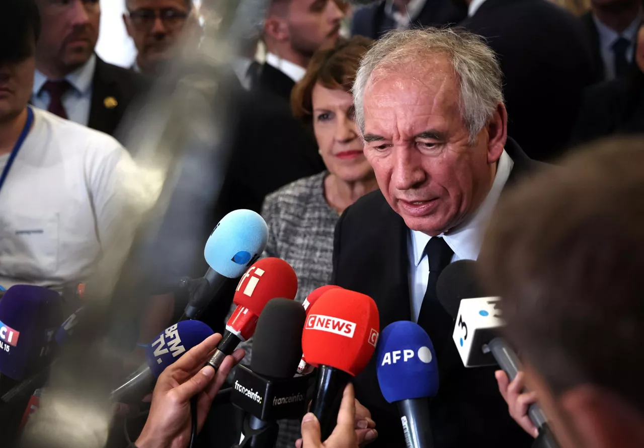 CHALONS-EN-CHAMPAGNE (France), 29/08/2025.- French Prime Minister Francois Bayrou speaks to the media at the Agriculture Fair in Chalons-en-Champagne, France, 29 August 2025. The fair runs from 29 August to 08 September 2025. (Francia) EFE/EPA/CHRISTOPHE PETIT TESSON
