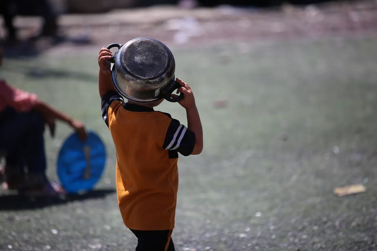 (Foto de ARCHIVO)

Un niño palestino espera para recibir raciones limitadas de comida en medio de la escasez de alimentos por la ofensiva israelí en el campo de refugiados palestinos de Nuseirat, en el centro de la Franja de Gaza



Europa Press/Contacto/Ahmed Ibrahim

13/7/2025