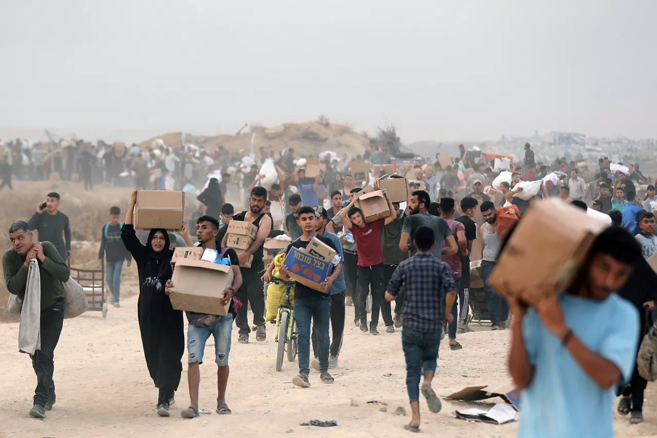 (Foto de ARCHIVO)

June 8, 2025, Bureij, Gaza Strip, Palestinian Territory: Palestinians walk with aid supplies which they received from the U.S.-backed Gaza Humanitarian Foundation, in Al-Bureij, central Gaza strip, on June 8, 2025



Europa Press/Contacto/Moiz Salhi

08/6/2025