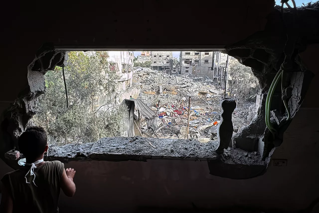 (Foto de ARCHIVO)

July 1, 2025, Dair El-Balah, Gaza Strip, Palestinian Territory: Palestinians inspect the rubble of the Al-Aimawi family's home, destroyed by Israeli airstrikes in Al-Zawaideh, central Gaza Strip, on Tuesday, July 1, 2025



Europa Press/Contacto/Ahmed Ibrahim

01/7/2025