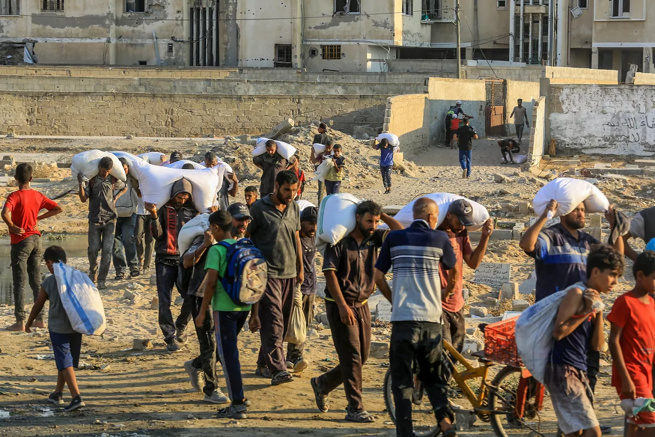 (Foto de ARCHIVO)

24 July 2025, Palestinian Territories, Khan Yunis: Palestinians carrying bags of flour walk along a street in Khan Yunis after trucks carrying humanitarian aid entered the southern Gaza Strip through the Israeli-controlled Kerem Shalom border crossing. Photo: Abed Rahim Khatib/dpa



24/7/2025 ONLY FOR USE IN SPAIN