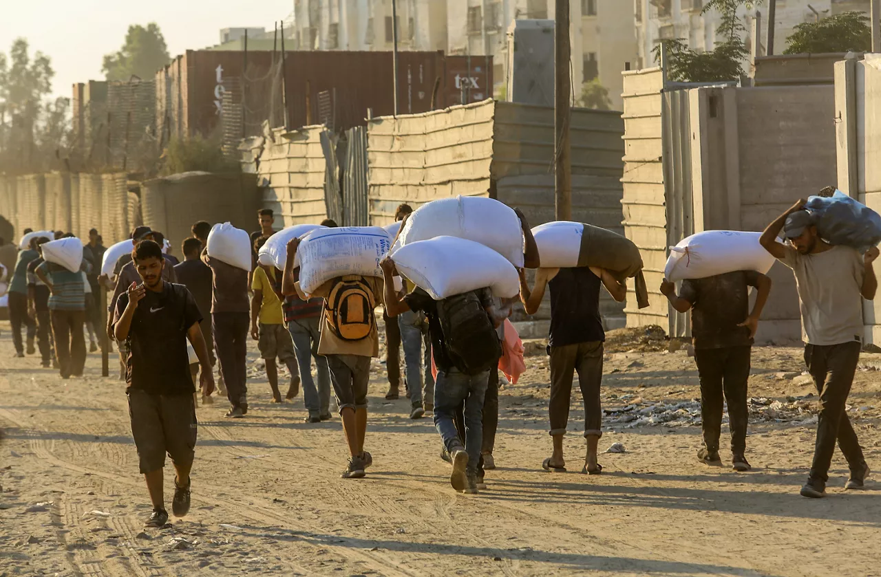 (Foto de ARCHIVO)

24 July 2025, Palestinian Territories, Khan Yunis: Palestinians carrying bags of flour walk along a street in Khan Yunis after trucks carrying humanitarian aid entered the southern Gaza Strip through the Israeli-controlled Kerem Shalom border crossing. Photo: Abed Rahim Khatib/dpa



24/7/2025 ONLY FOR USE IN SPAIN