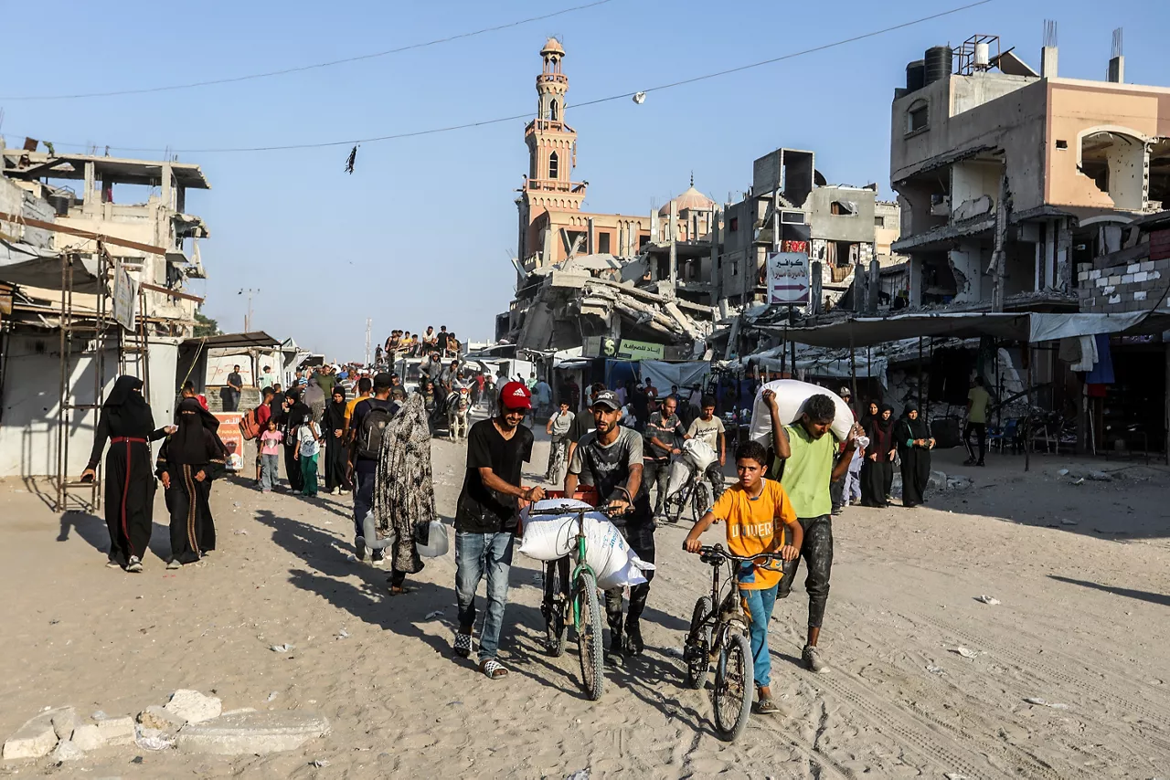 (Foto de ARCHIVO)

24 July 2025, Palestinian Territories, Khan Yunis: Palestinians carrying bags of flour walk along a street in Khan Yunis after trucks carrying humanitarian aid entered the southern Gaza Strip through the Israeli-controlled Kerem Shalom border crossing. Photo: Abed Rahim Khatib/dpa



24/7/2025 ONLY FOR USE IN SPAIN