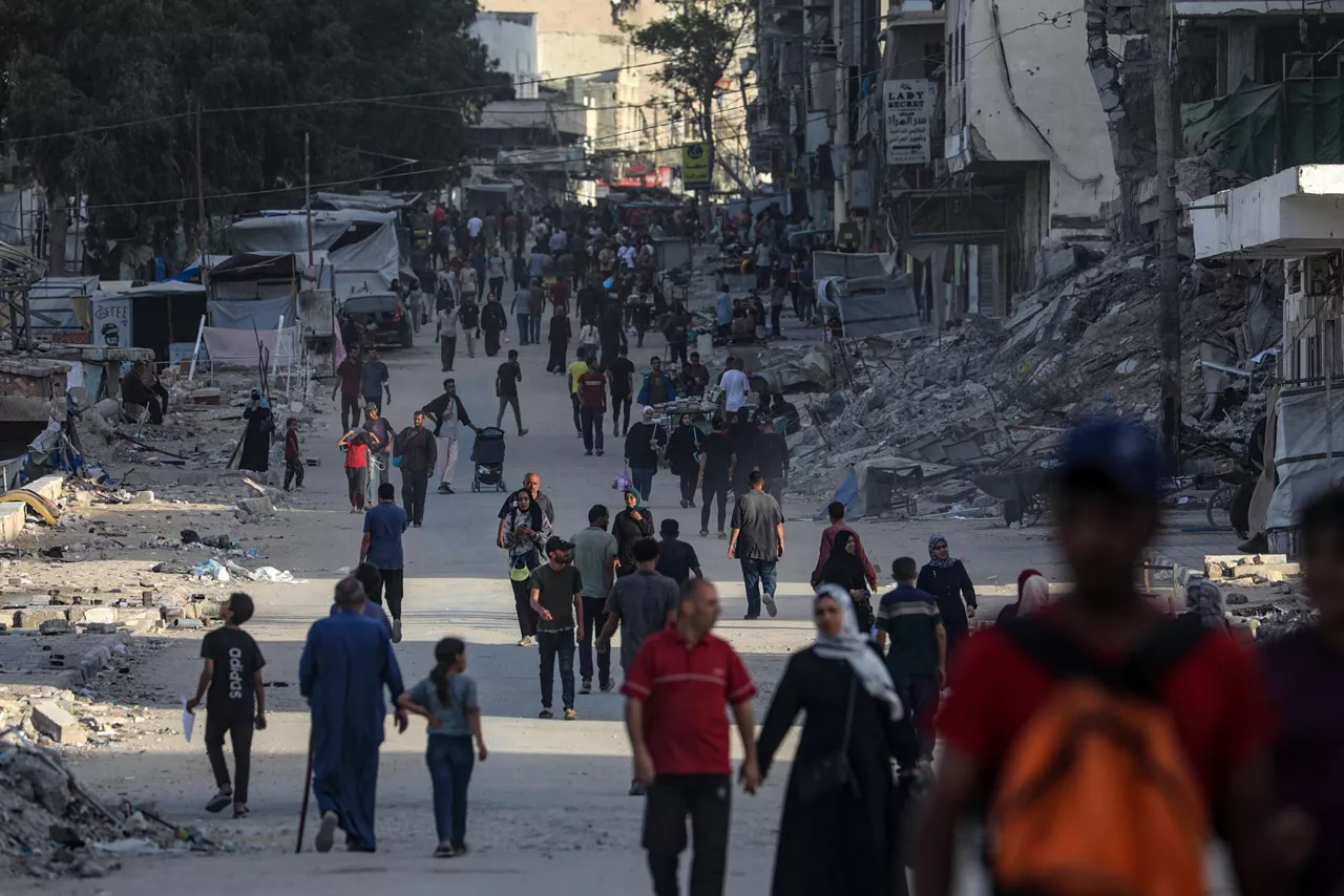 FOTODELDIA CIUDAD DE GAZA (---), 05/10/2025.- Palestinos caminan por el barrio de Al Remal durante una operación militar israelí en la ciudad de Gaza, Franja de Gaza, 05 de octubre de 2025. Según la ONU, alrededor del 90 por ciento de la población, o 1,9 millones de personas en Gaza, han sido desplazadas desde el inicio del conflicto. Más de 67.000 palestinos han muerto en la Franja de Gaza desde octubre de 2023, según el Ministerio de Salud palestino, y alrededor de 1.200 israelíes han muerto desde el lanzamiento de una campaña militar israelí en respuesta a un ataque transfronterizo de Hamás el 07 de octubre de 2023. EFE/MOHAMMED SABER
