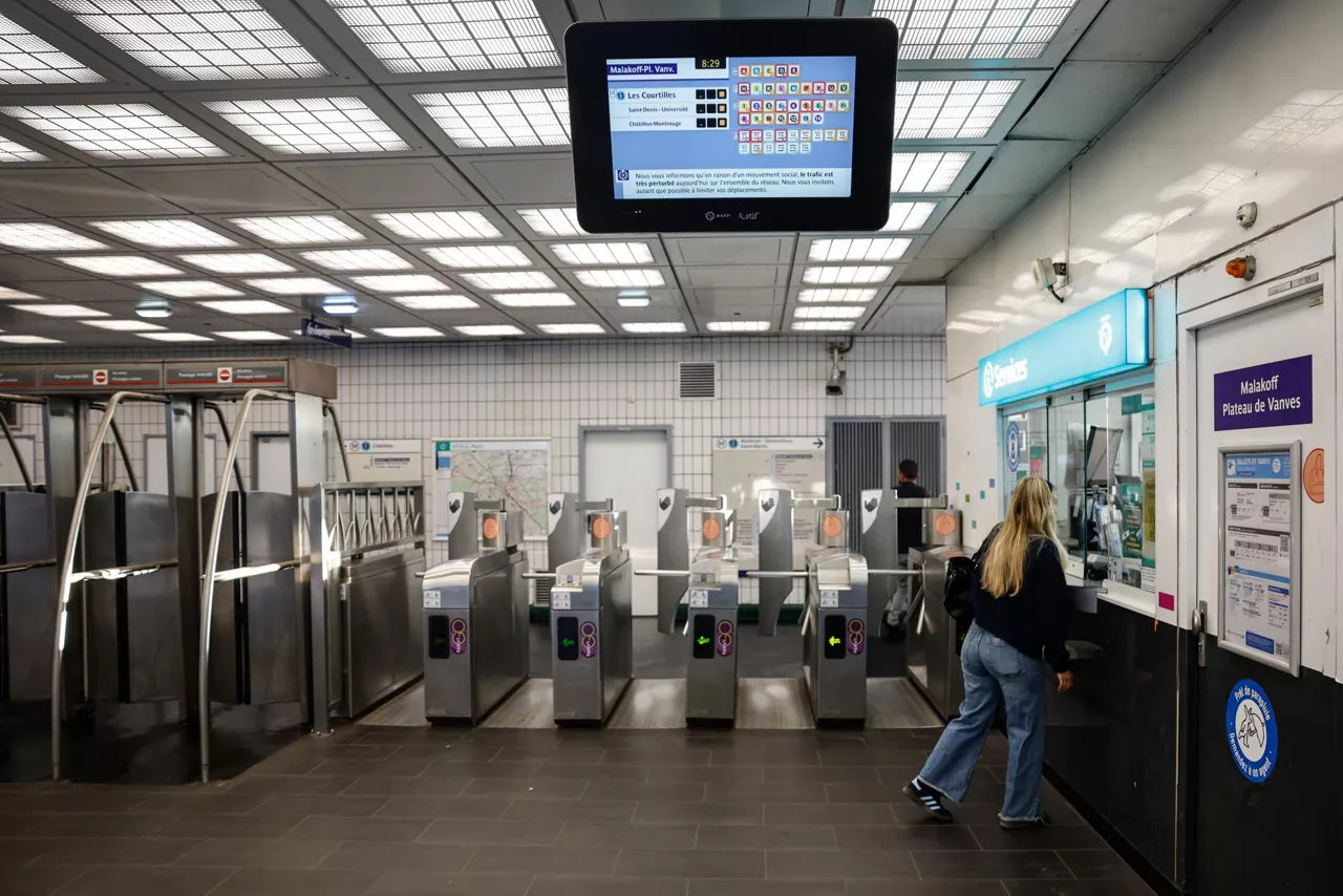 Malakoff (France), 18/09/2025.- A screen displays passengers' information on traffic disruption due to a strike in the Paris and Ile-de-France Region, in Malakoff near Paris, France, 18 September 2025. French unions call for a national strike and mass protests against the planned cuts in the government's draft budget for 2026. (Protestas, Francia) EFE/EPA/MOHAMMED BADRA
